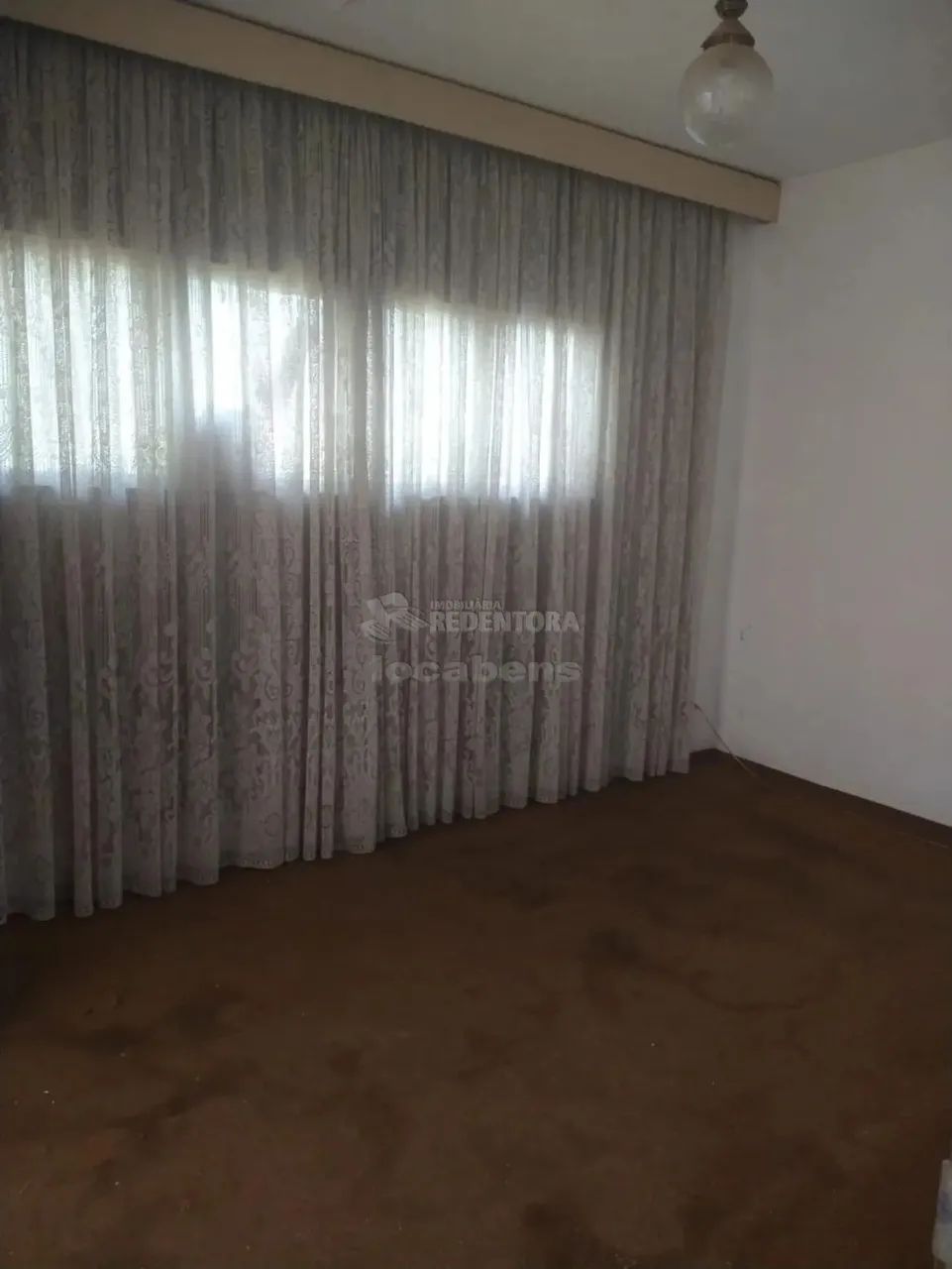 Casa localizada no Jardim Aeroporto com 03 dormitórios e 04 vagas de garagem. - Foto 2