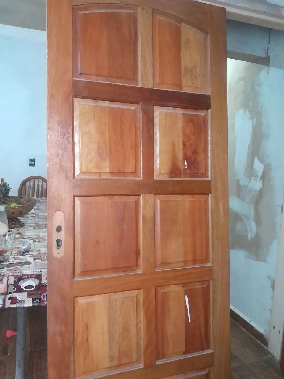 Porta de madeira maciça com batente