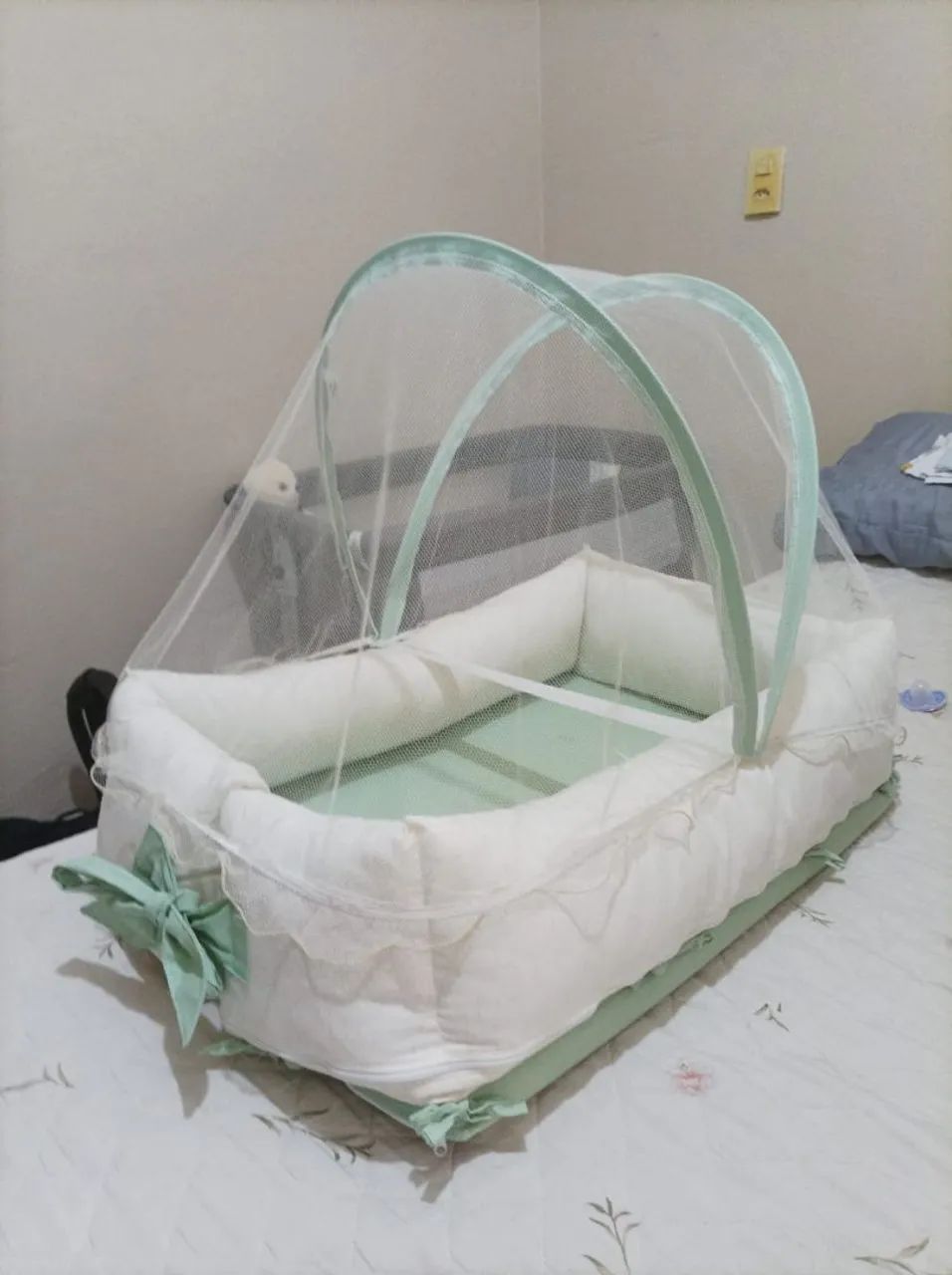 Ninho redutor com mosquiteiro para berço 