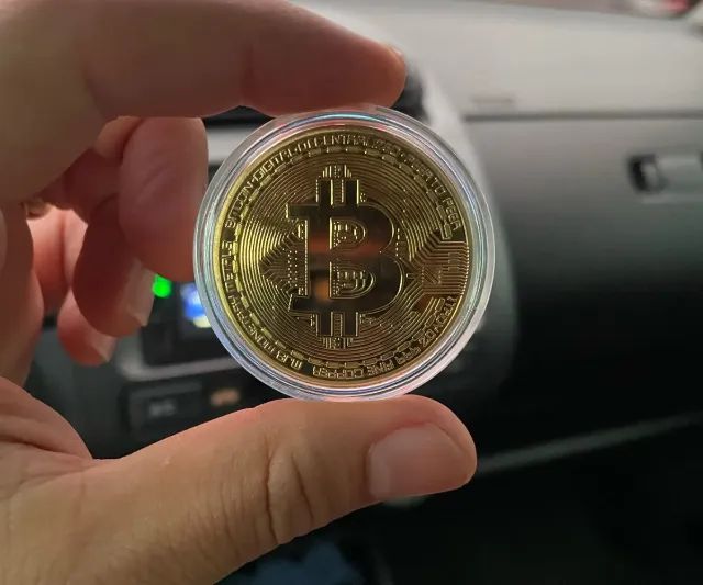 Linda Moeda Física Bitcoin Dourada Para Colecionadores e Entusiastas de Criptomoedas - Foto 4