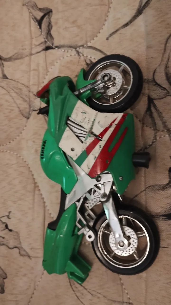 Miniatura Moto Yamaha e robô vintage 