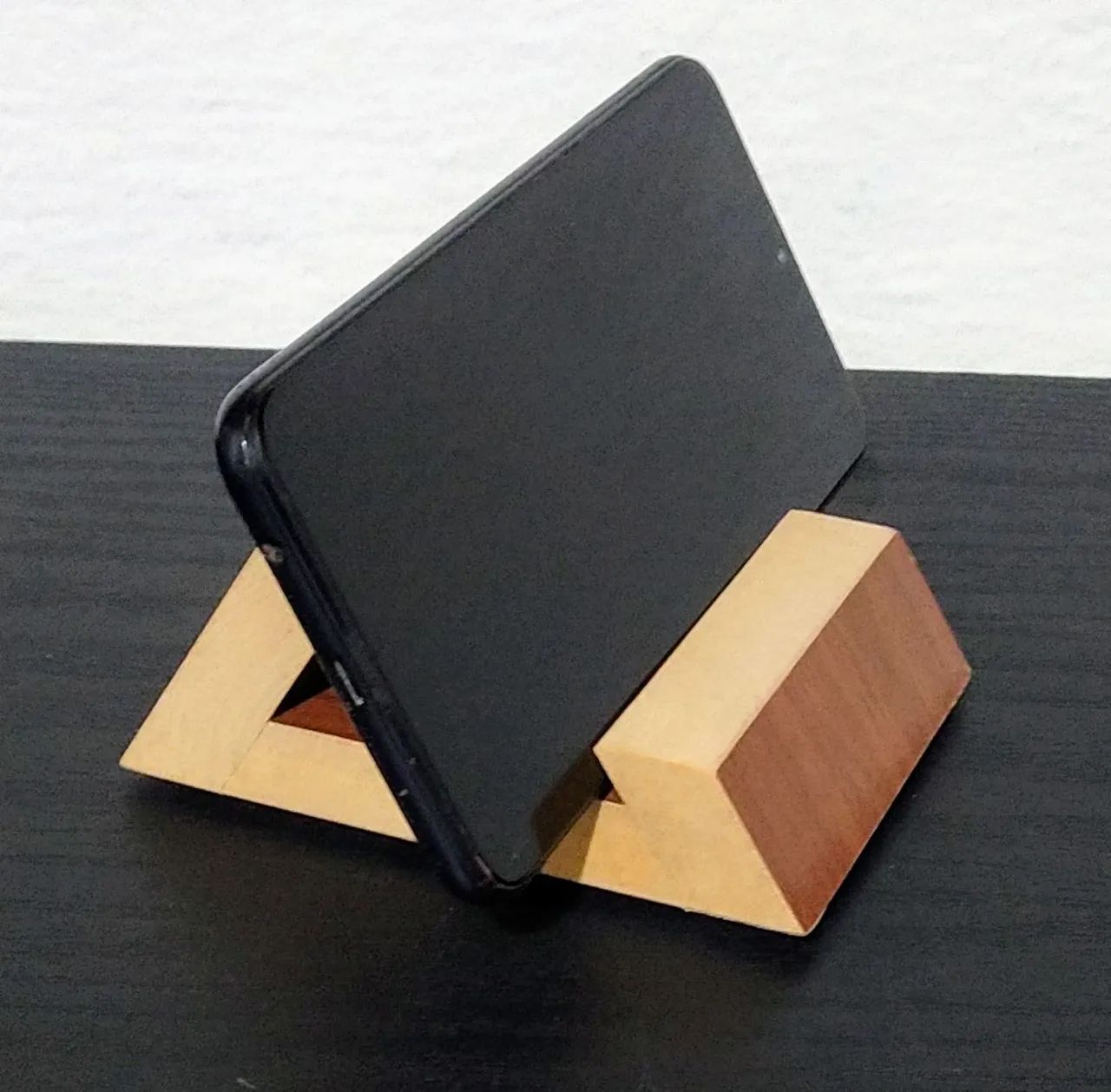 Suporte para Celular em Madeira - Moderno e Elegante - Foto 4
