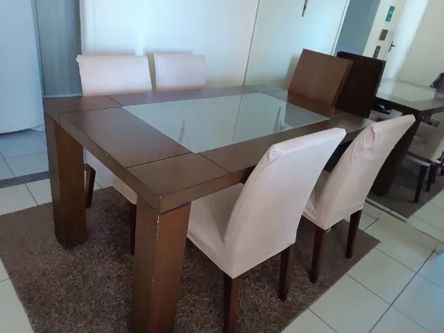Sala de jantar (mesa com seis cadeiras)