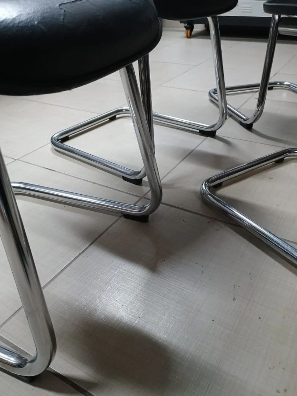 Lote com 4 cadeiras p/ escritório fixa com pés de inox usada - Foto 4
