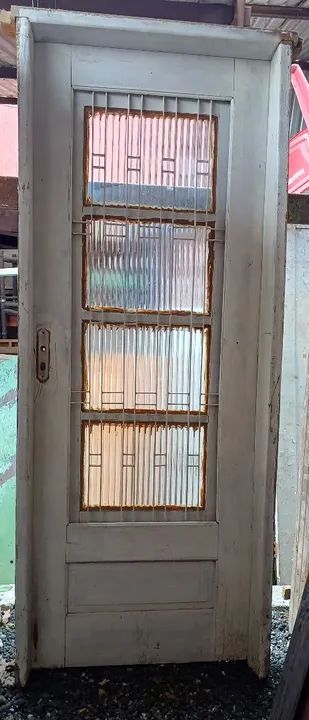 R$850,00 /// PORTA DE MADEIRA ANTIGA COM GRADE E PORTINHOLA DE VIDRO 