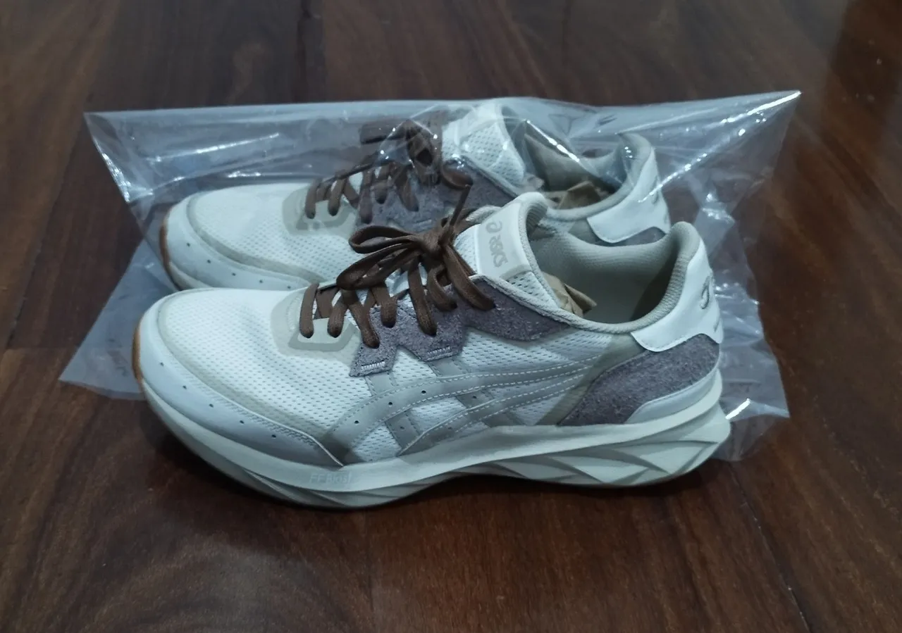 Tênis Asics Blast casual - Bege com detalhes marrom