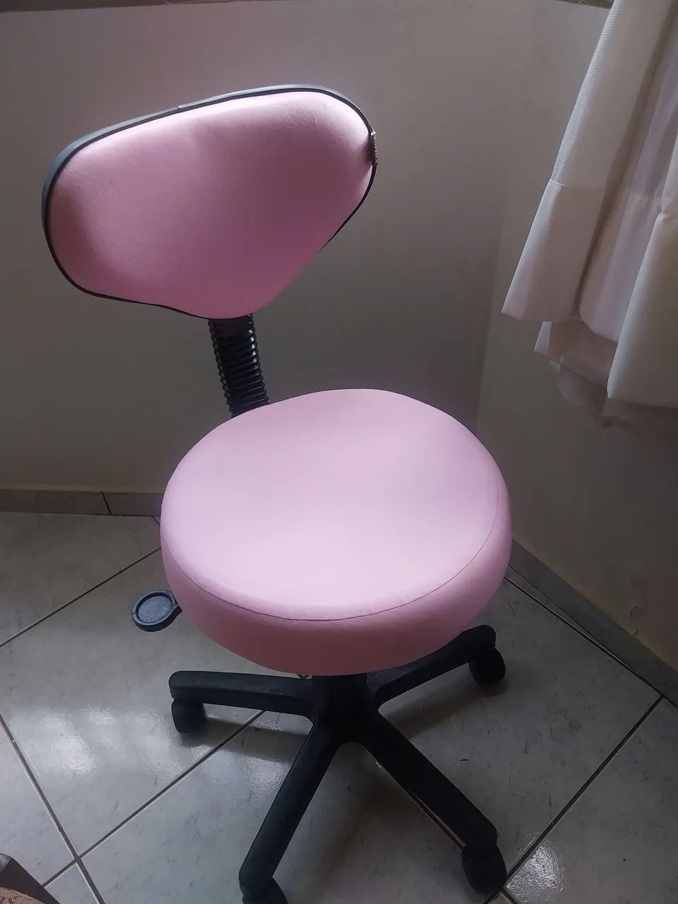 Banqueta giratória rosa - ideal para salão de beleza