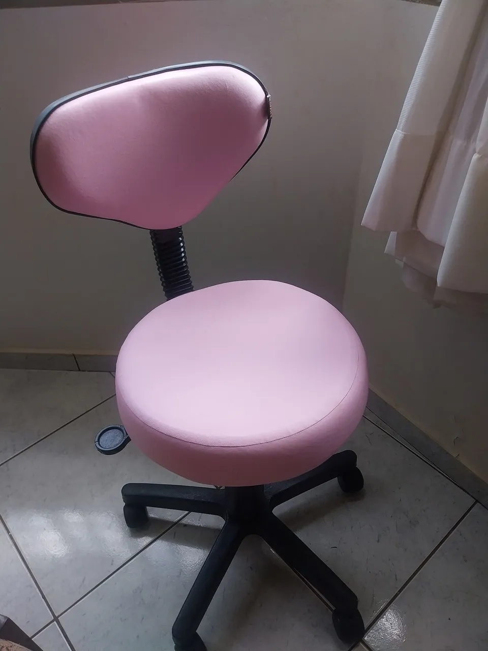 Banqueta giratória rosa - ideal para salão de beleza