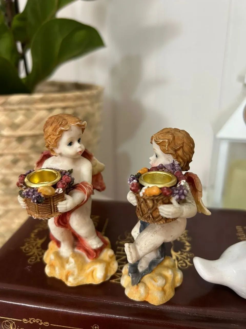 Par de Castiçais Anjos em Resina - Foto 5
