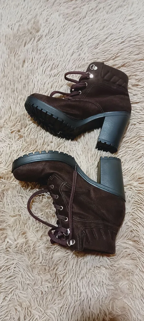 Botas de cano curto marrom