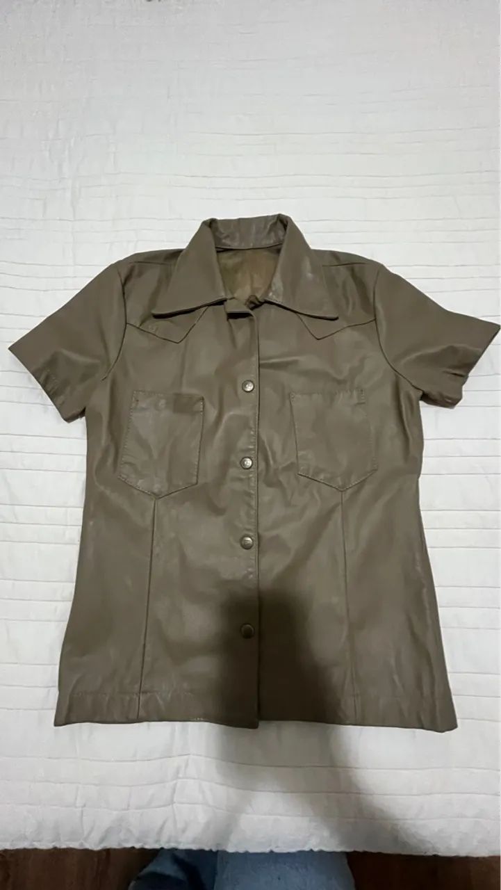 Camisa em couro legítimo, cor caqui escuro, tamanho M - Foto 3