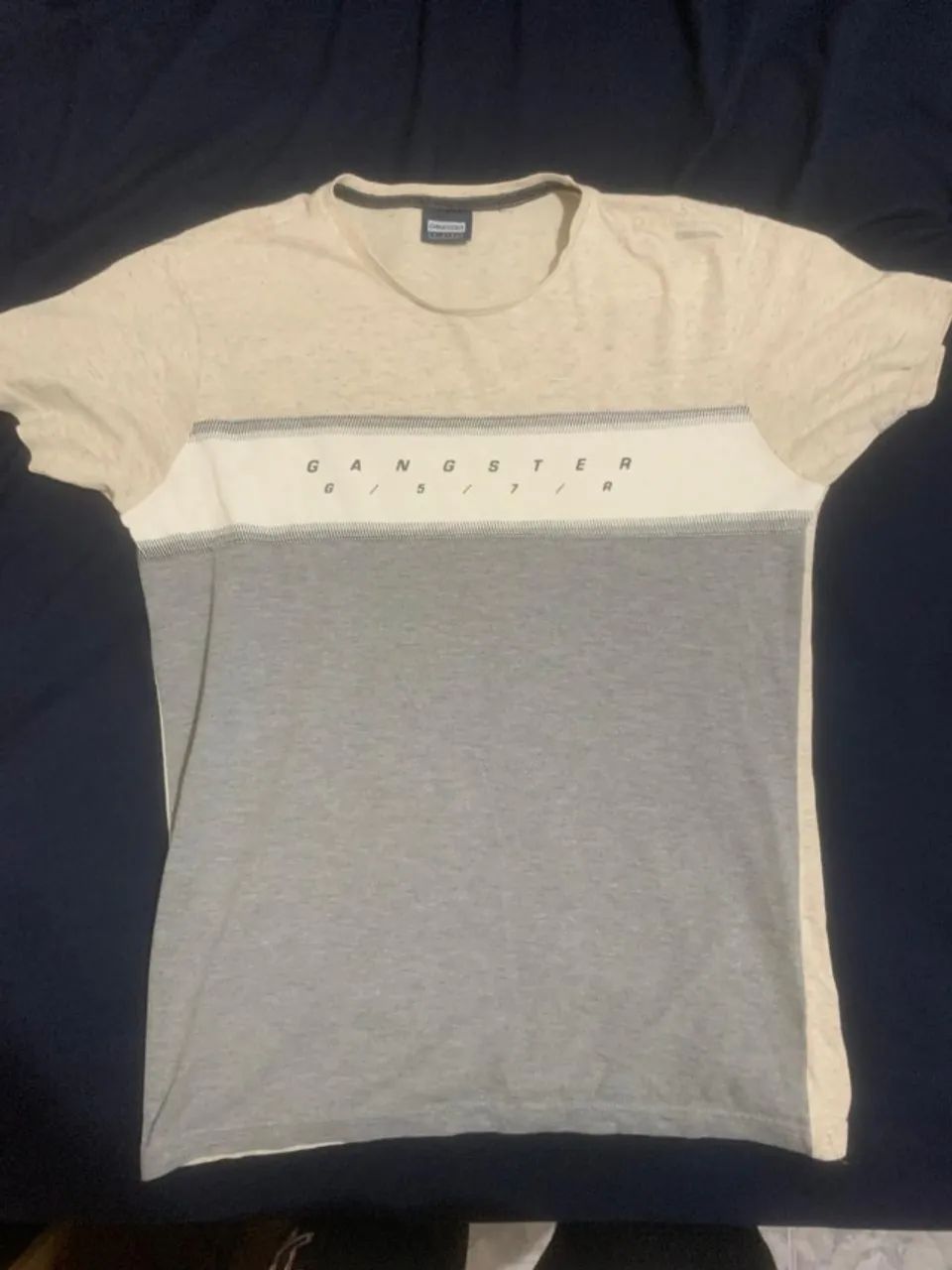 Camiseta Cinza, Branca e bege