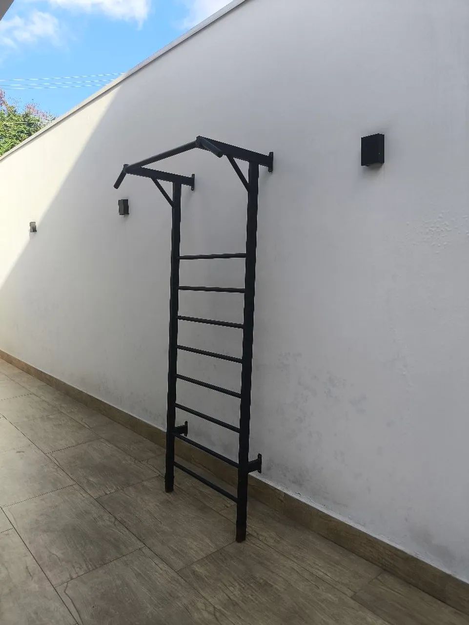 Barra de Supino e Escada de Parede para Treino em Casa