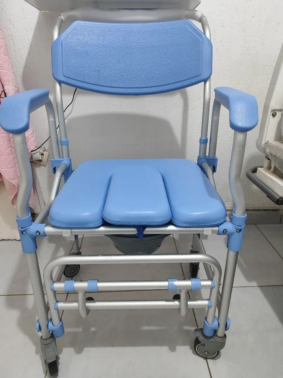 Vendo cadeira idoso para banho seminova  - Foto 2