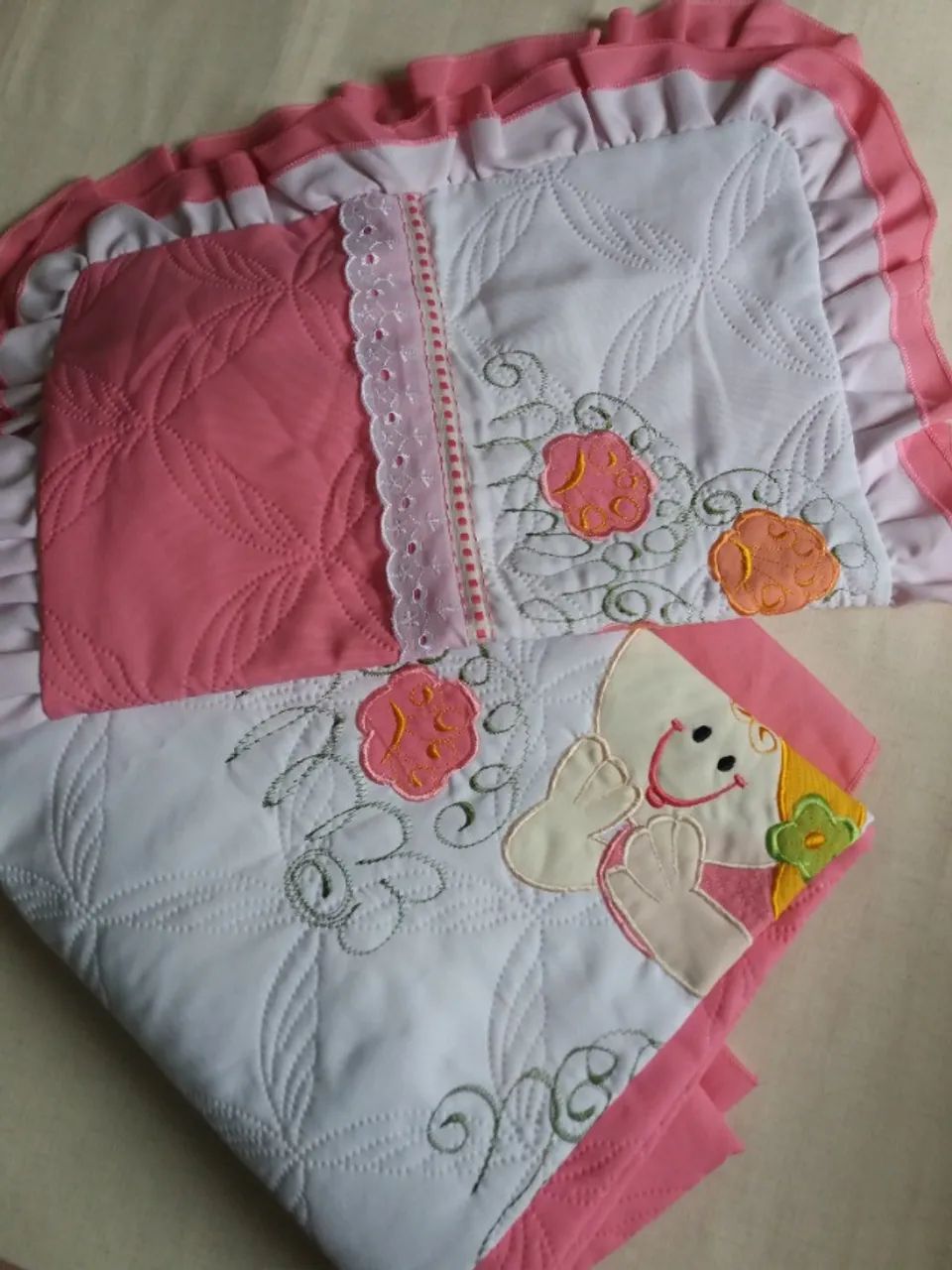 COLCHA INFANTIL E PORTA-TRAVESSEIRO ACOLCHOADA COM BABADO - SEMINOVA E LINDA! - Foto 6