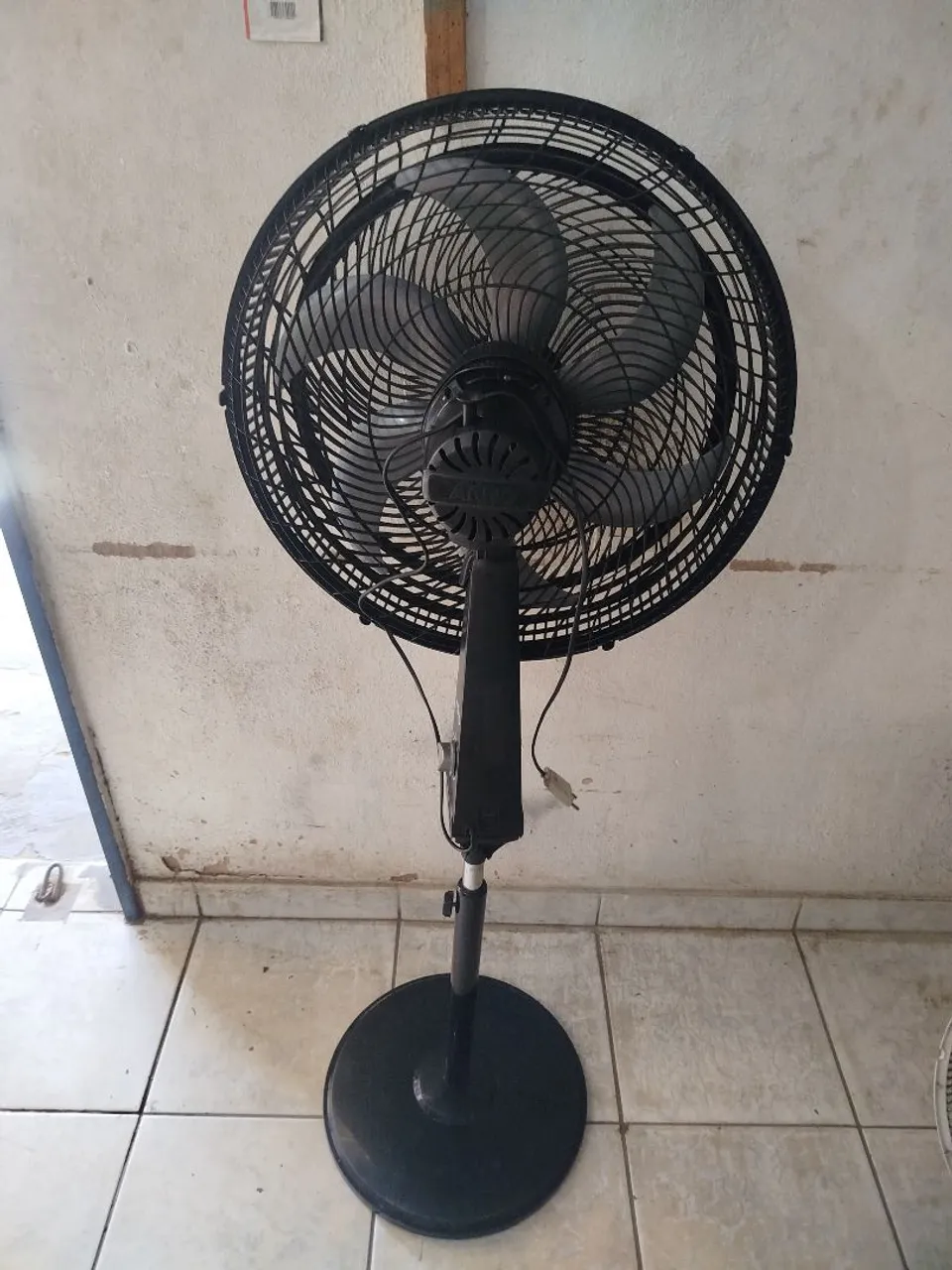 Ventilador de coluna preto