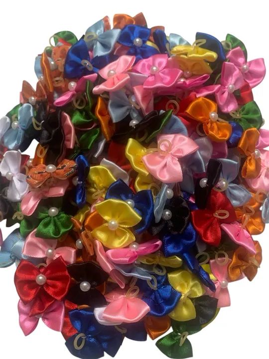 Kit c/ 50 laços pet Glamour de cetim M c/ elástico ortodôntico resistente.