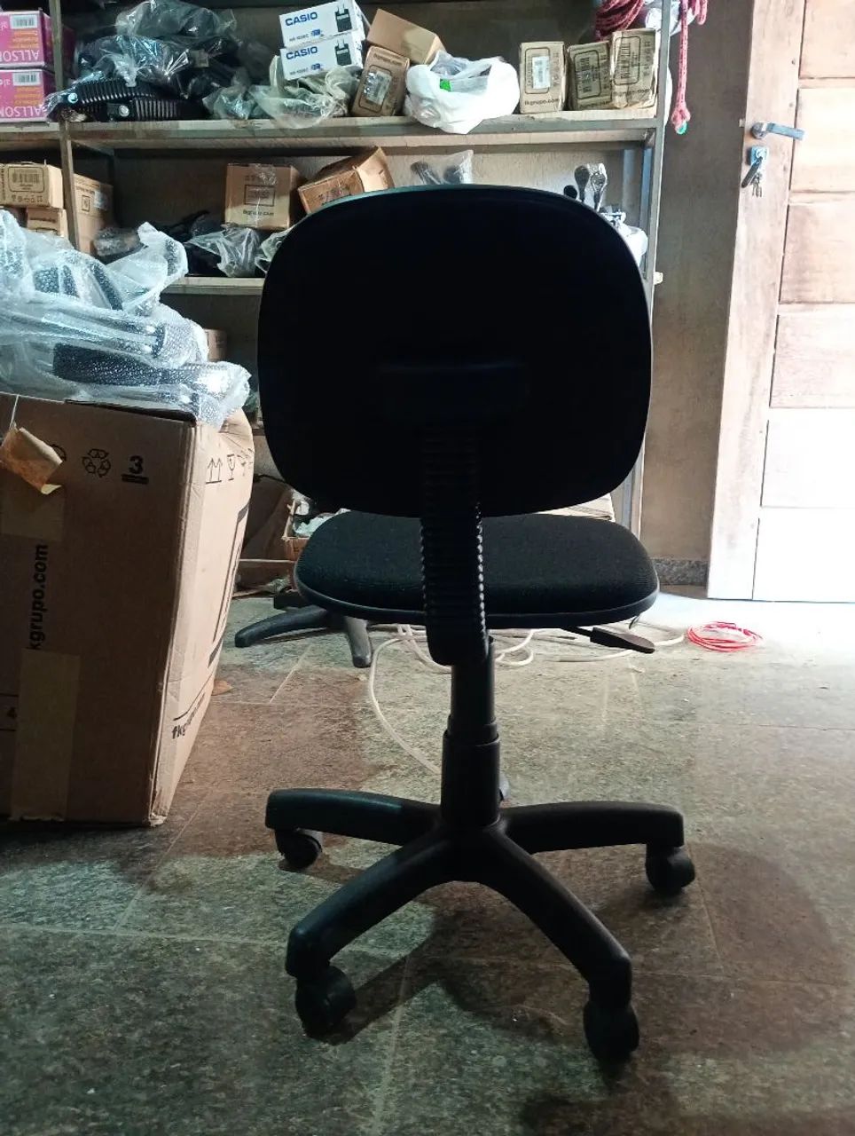 Cadeira de escritório giratória preta - Foto 2