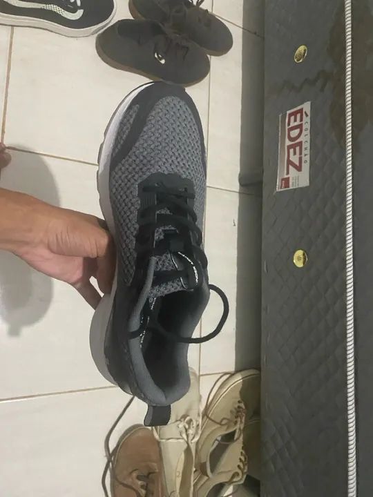 Tênis Under Armour Charged - Preto - Foto 4
