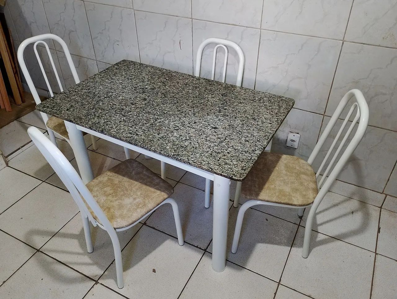 MESA DE GRANITO COM 4 CADEIRAS 64596065495682120