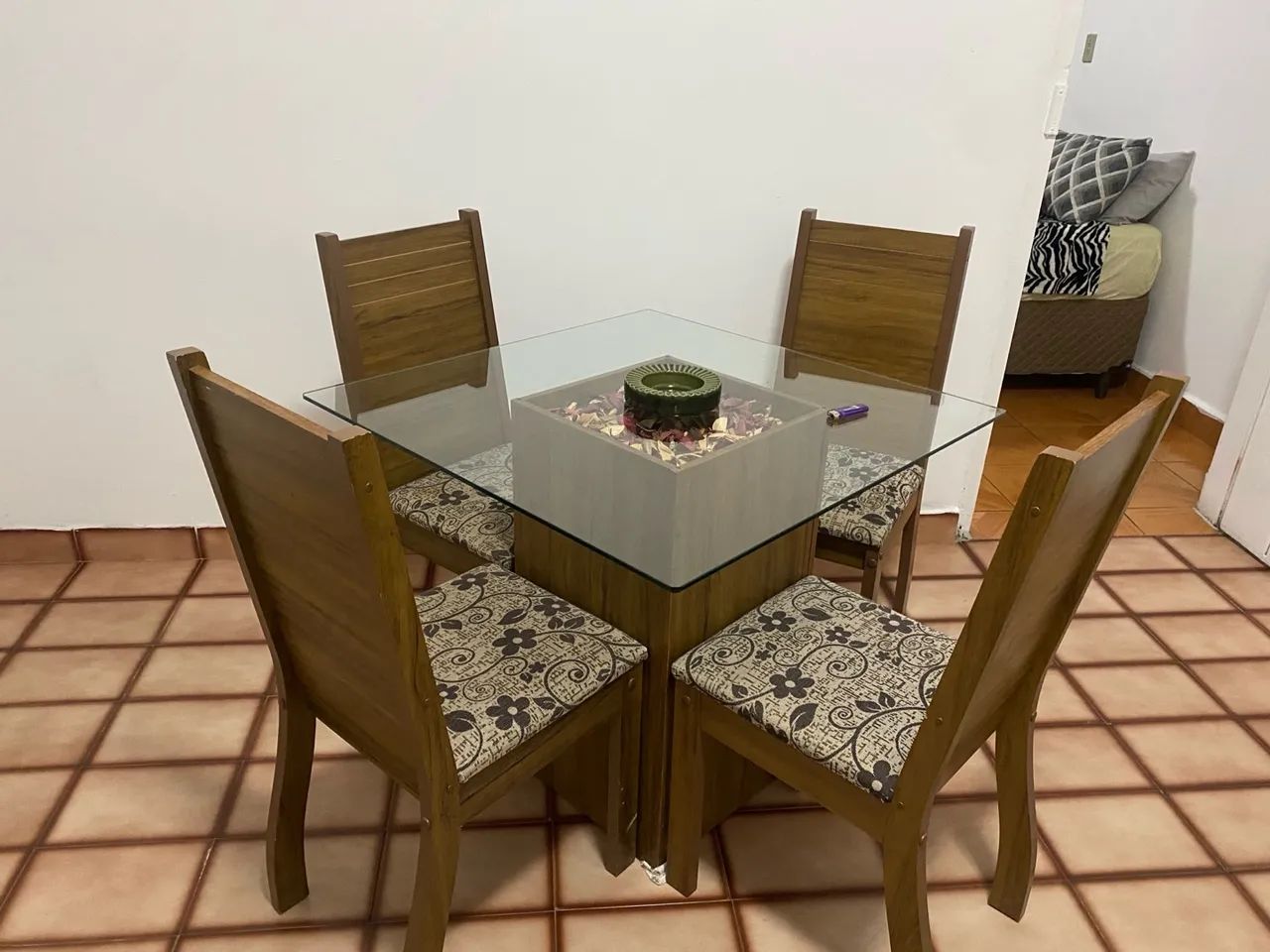 Mesa de Jantar em Madeira com Tampo de Vidro