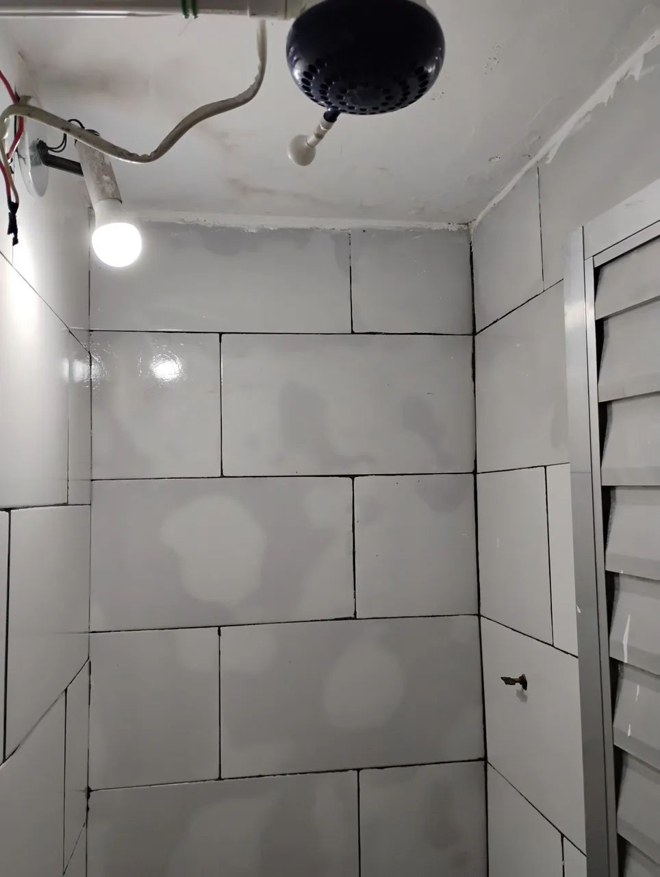 Alugo quarto individual com banheiro para pessoas que comprovam renda. - Foto 5