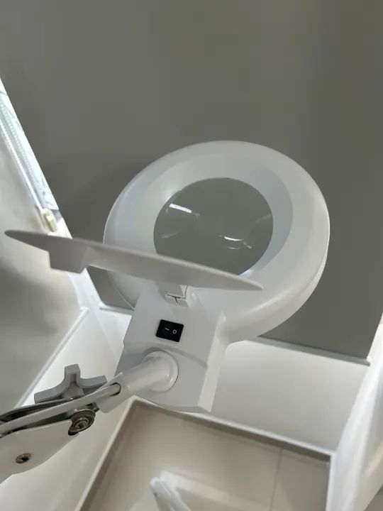 Lupa articulada com apoio para mesa