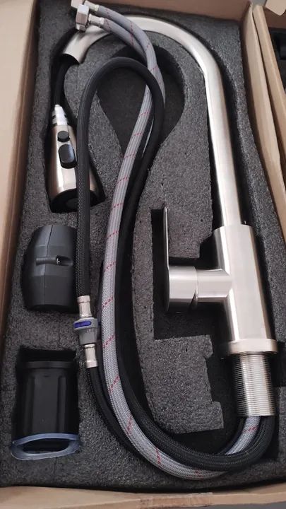 Torneira de bancada quente e frio importada extensível giratória aço escovado  - Foto 2