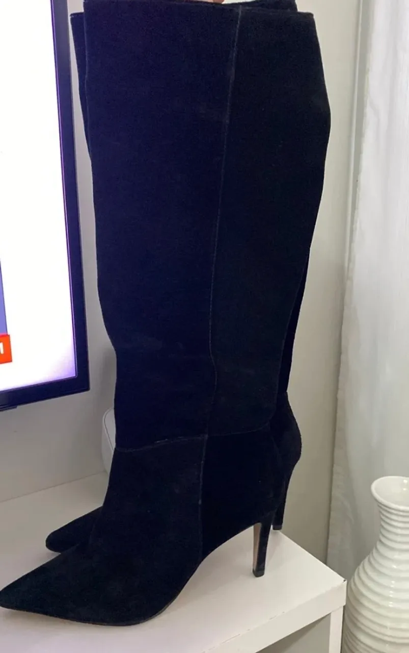 Bota de cano alto preta em camurça