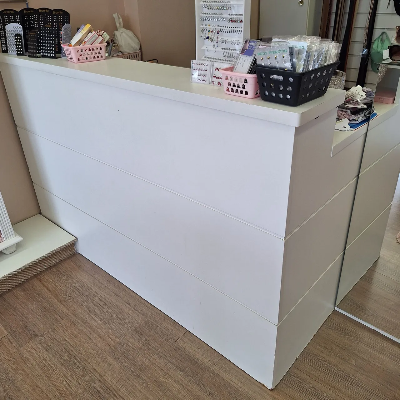 Balcão de atendimento branco para loja