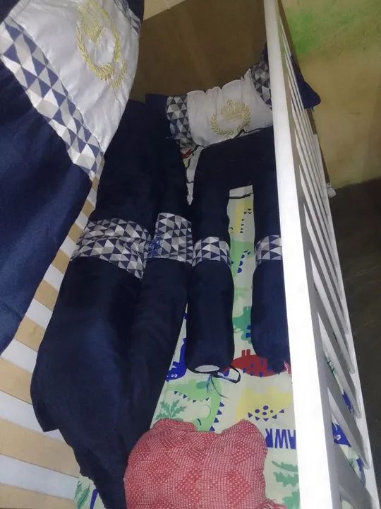 Berço de bebê com kit berço completo