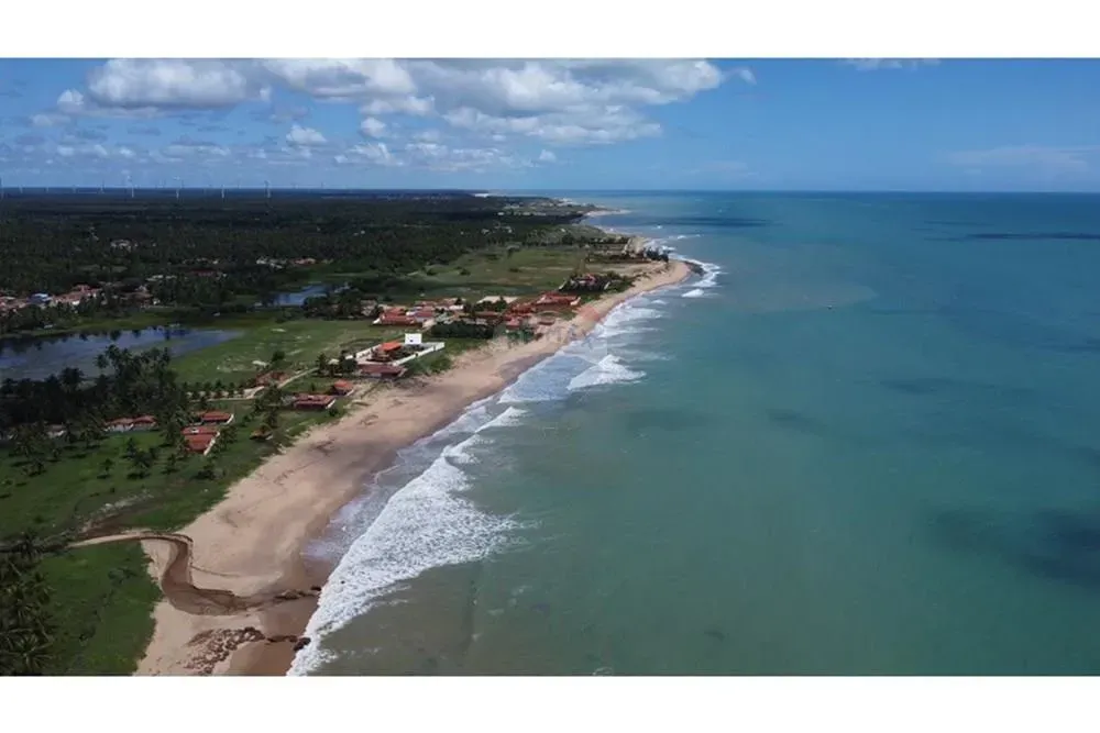 Terrenos com escritura pública de 600 m² e 1.200 m² a poucos metros da praia