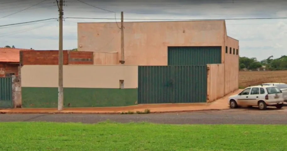 VENDE-SE BARRACÃO EM IPUÃ-SP.