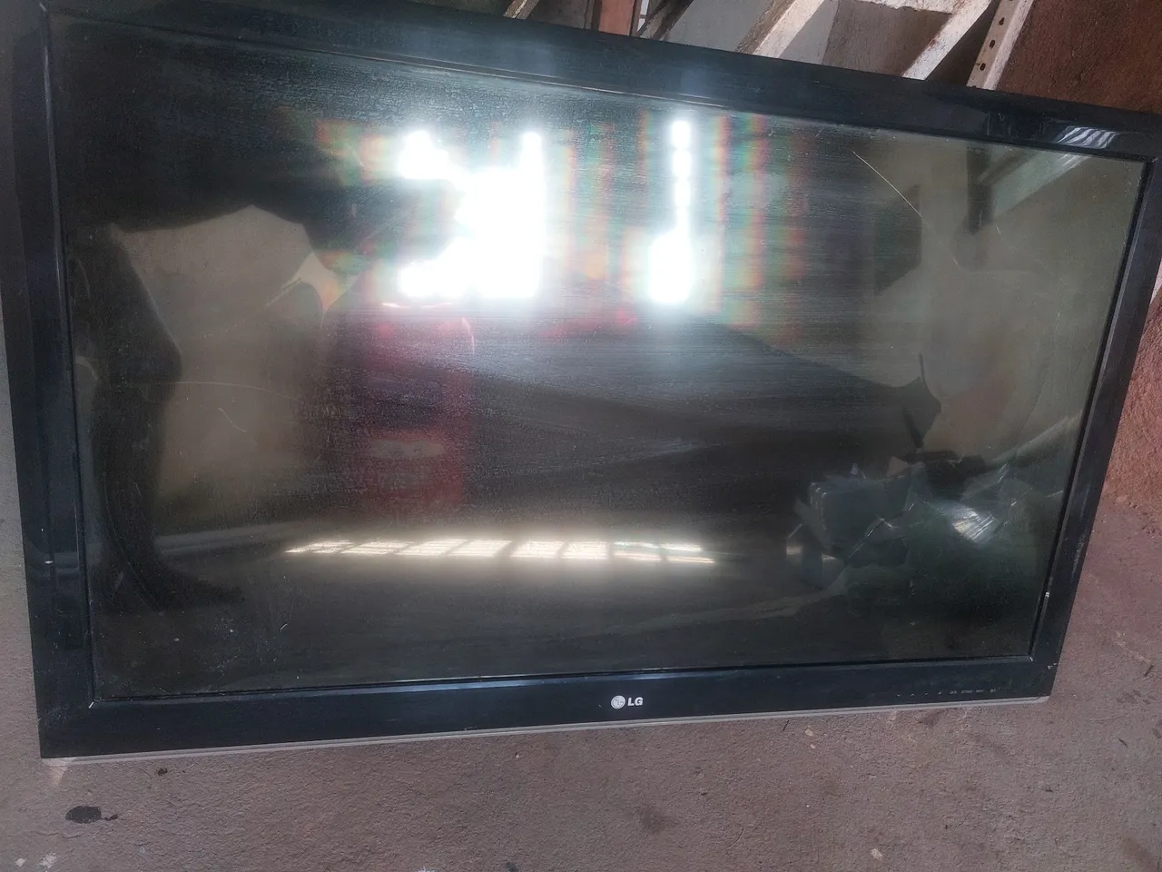 TV LG tela quebrada - Peças ou Conserto