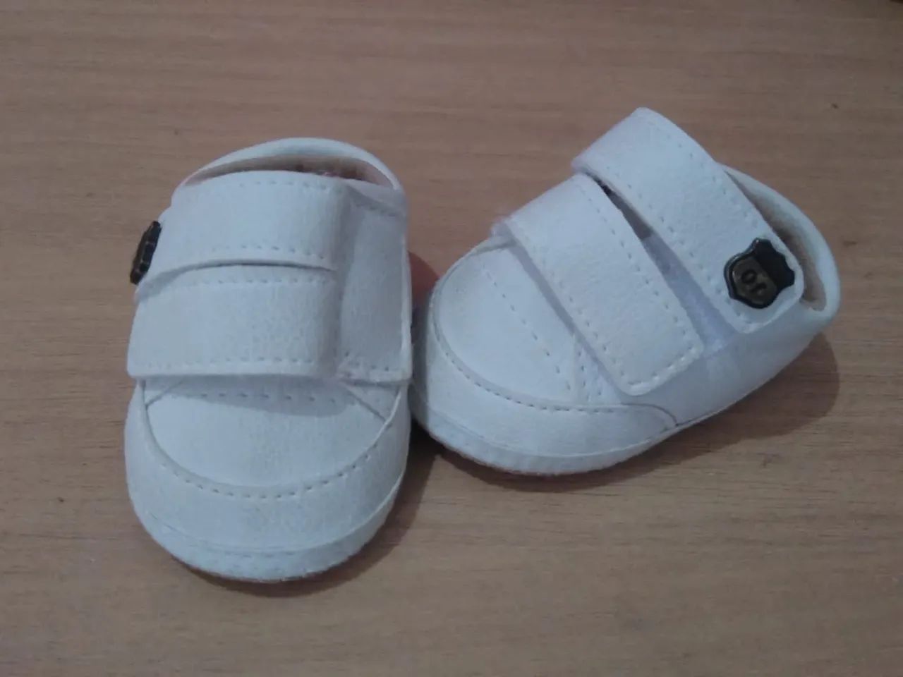 Sapatinhos de Bebê - Brancos - Tamanho Pequeno