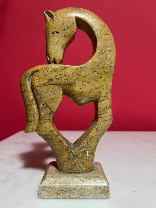 estátua de silhueta de cavalo