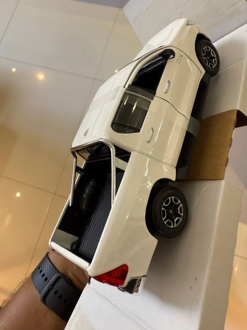 Hilux escala 1/27 em metal  - Foto 4
