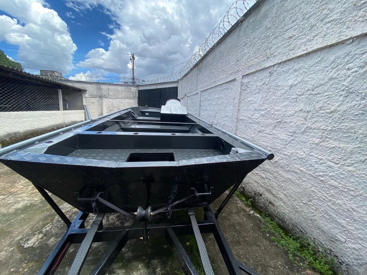 Lancha 6 metros na cor preta com detalhes pratas e acompanha berço| Nova - Foto 3