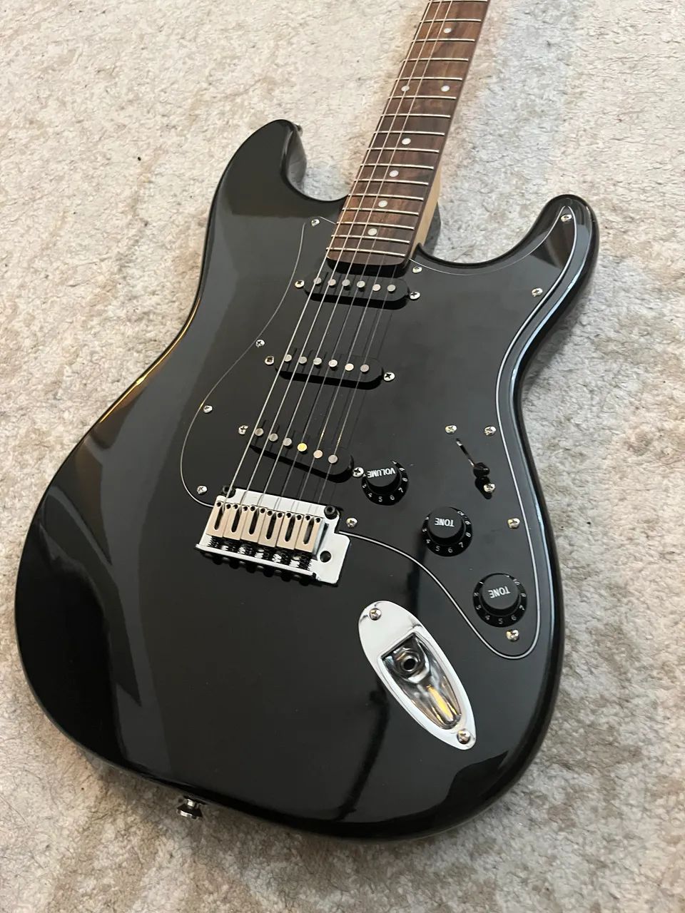 Fender Squier Stratocaster ブラック Guitarra Fender Squier Affinity Stratocaster Black Escudo Perolado