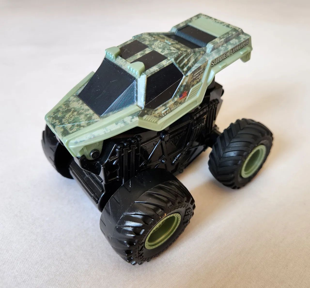 Monster Jam Soldier Fortune (realiza saltos)