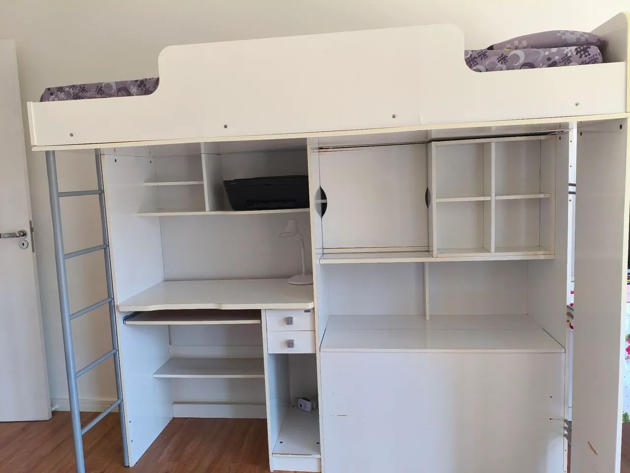 Quarto com cama, armários e escrivaninha 