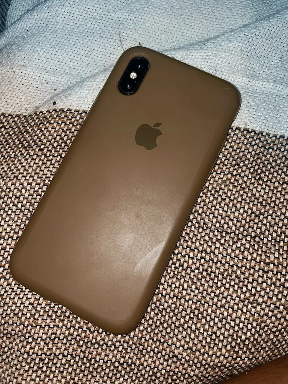 iPhone X com Capa Marrom