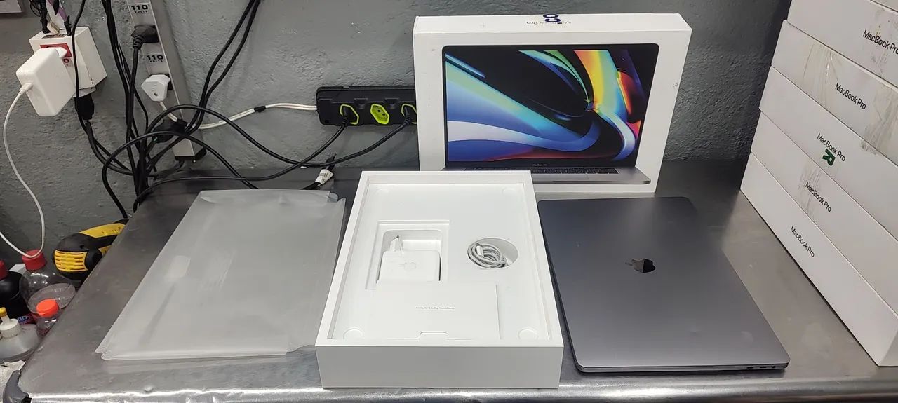 MacBook Pro i9 2019 Touchbar Completo pequeno detalhe estético  - Foto 3