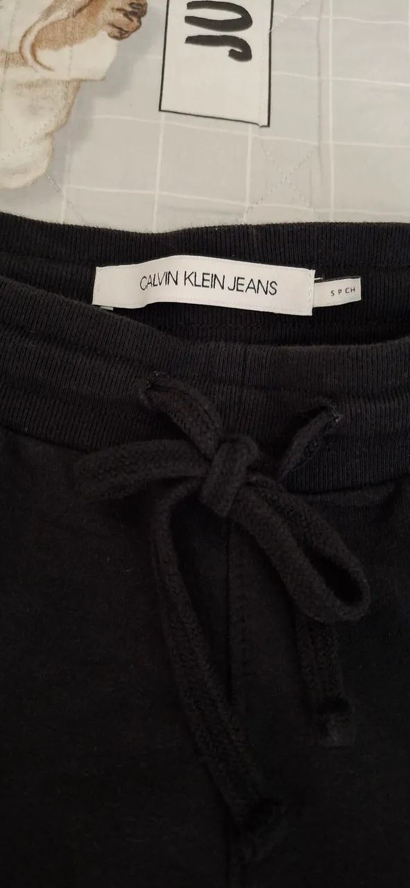 Bermuda Preta Moletom Calvin Klein tamanho P - Foto 2