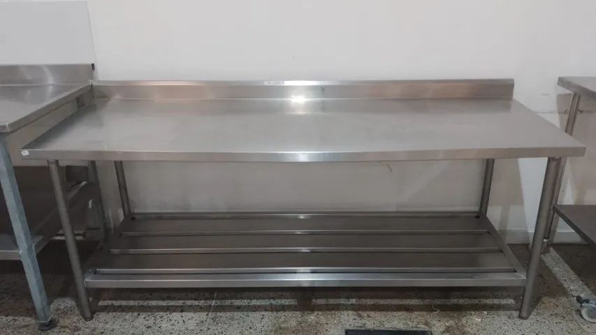 Bancada Inox - 1 prateleira - sem rodízio - 2,0x0,70x0,79m -  R$1.600,00