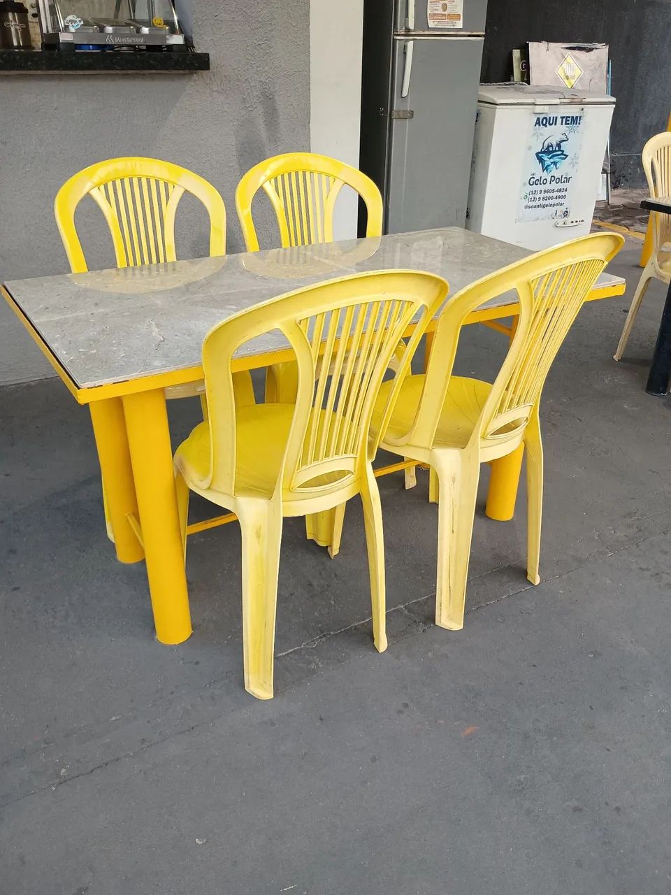 Mesa de ferro e porcelanato 
