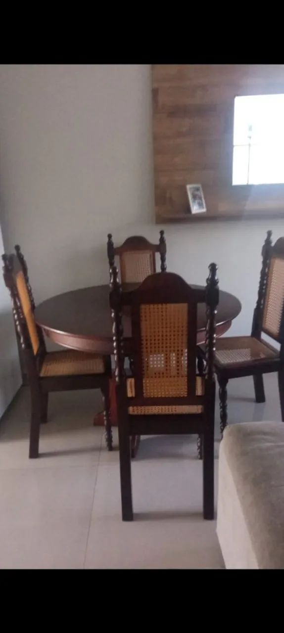 Mesa antiga com cadeiras 