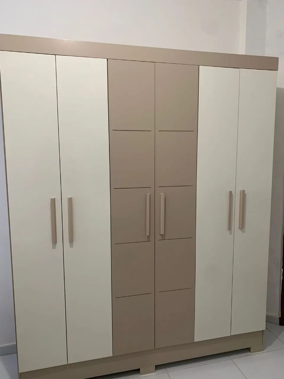 GUARDA-ROUPA SEMINOVO 6 PORTAS