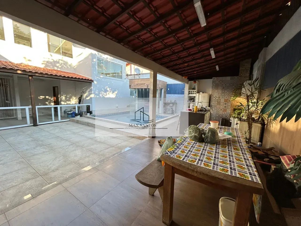 Ampla casa com 4 quartos sendo 1 suíte master com closet, área gourmet e piscina - Foto 2