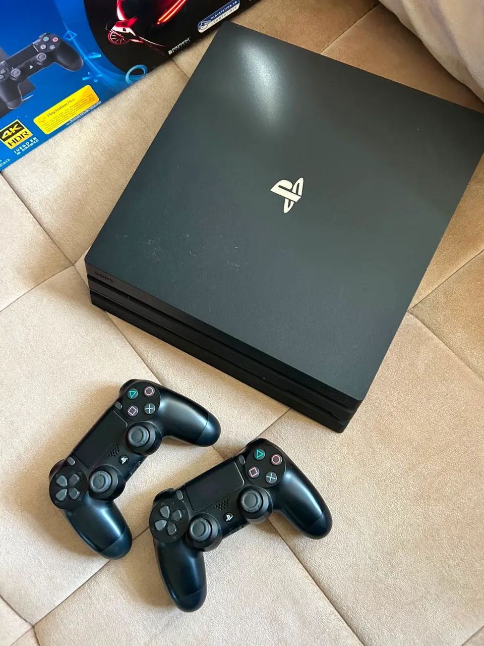 Ps4 pro com 2 controles - Foto 2